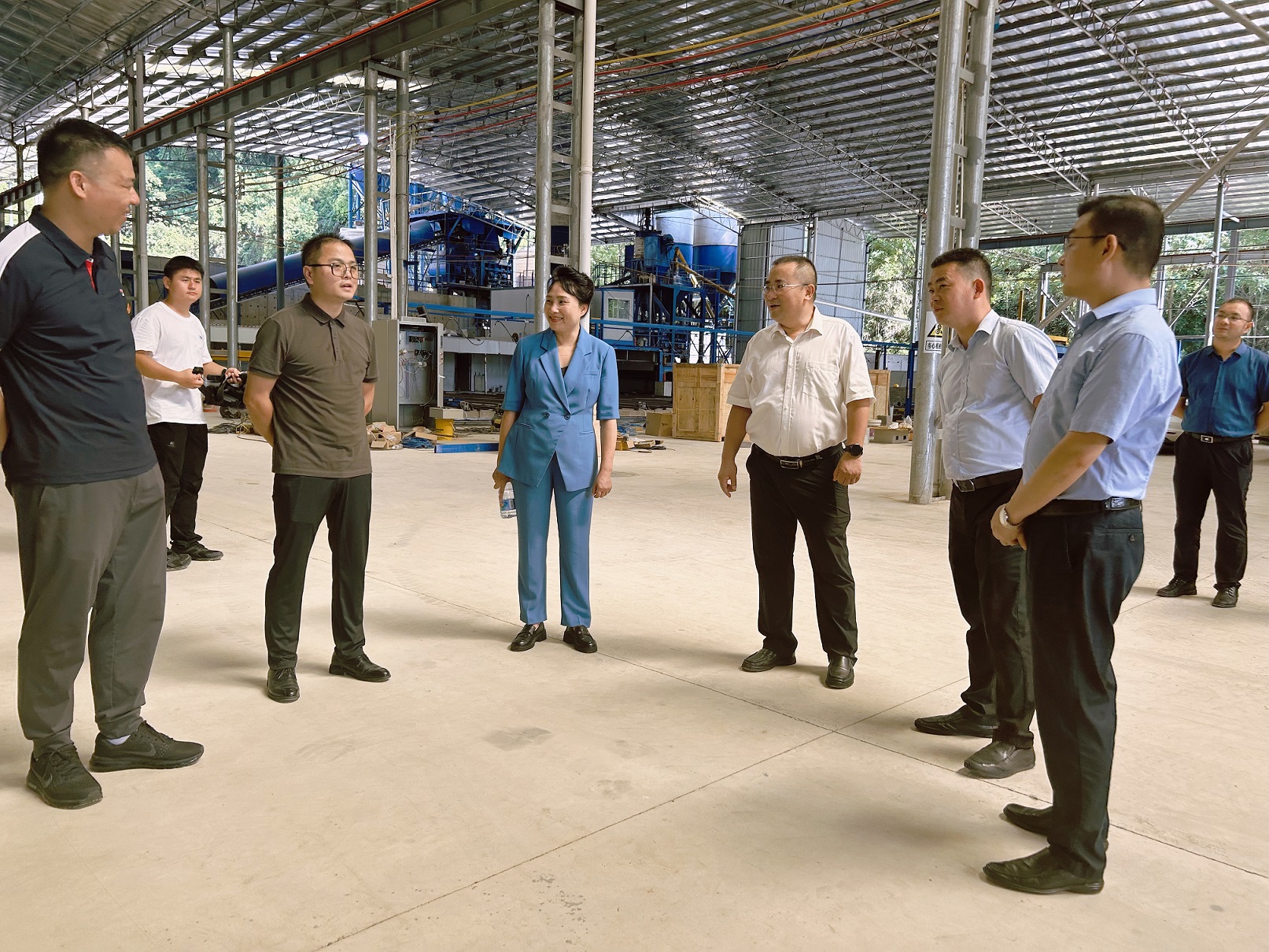 陽朔縣縣委書記周彥等一行人到我司生產基地——桂林普益建材有限公司進行實地調研